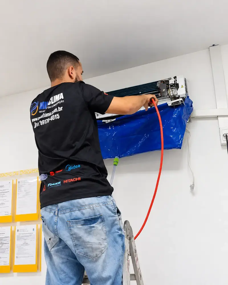 Técnico da Milclima na higienização de ar-condicionado com laudos técnicos